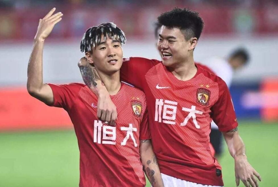 这部寄意深入的芳华笑剧讲述了一个完全没有人生方针，整天只会和女孩子鬼混和打泰国拳的高中生立志要追到同届得才兼备的大族女，最后真的给追上了。这类穷小子追大族女的故事早就老套了，该片之所以成功是它成功地塑造了剧中这个大族女的父亲。他不单对女儿赐顾帮衬得无所不至，且父兼母职，并赞成了女儿作出的不凡选择，概况上是个好父亲，事实本相却相反：他是一个骗子，一个用计欺骗白叟财富，用计骗当局严重逃税，也骗了一向相信他的女儿。编导这时候则给人以一严厉的主题——“爱和“信赖这两种人世最贵重的工具，你在特定前提下若何拔取。本片出色的对白和演员的超卓表演都值得一看。